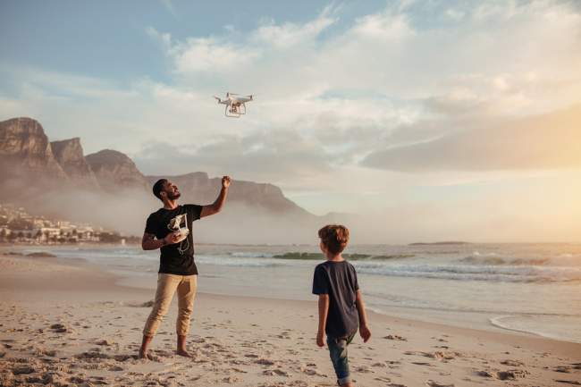 Voos com drones baratos na praia são pura diversão